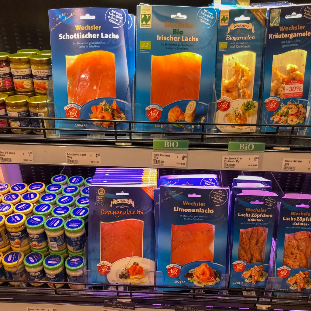 De tyske supermarkedene hadde godt utvalg av røkte produkter, som var differensiert på opprinnelse og om de var økologisk produsert.